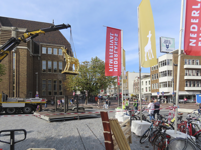 901979 Gezicht op de Neude te Utrecht, waar het beeld 'Het Gouden Kalf', symbool van het Nederlands Film Festival, op ...